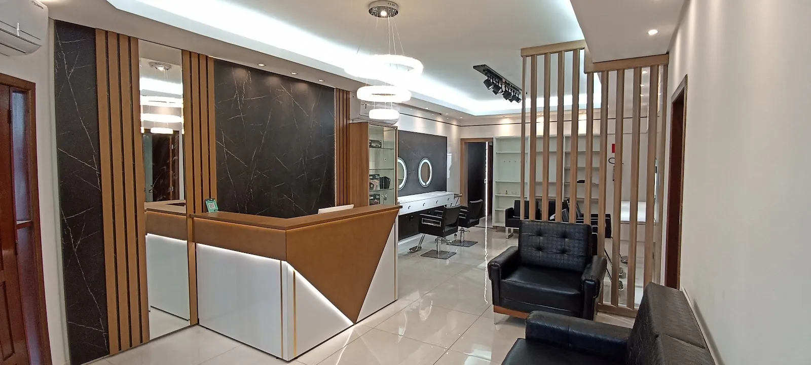 Recepção comercial com ripado e balcão planejados
