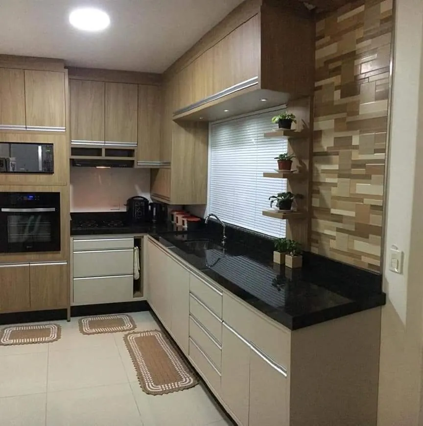 Cozinha planejada amadeirada com bancada preta