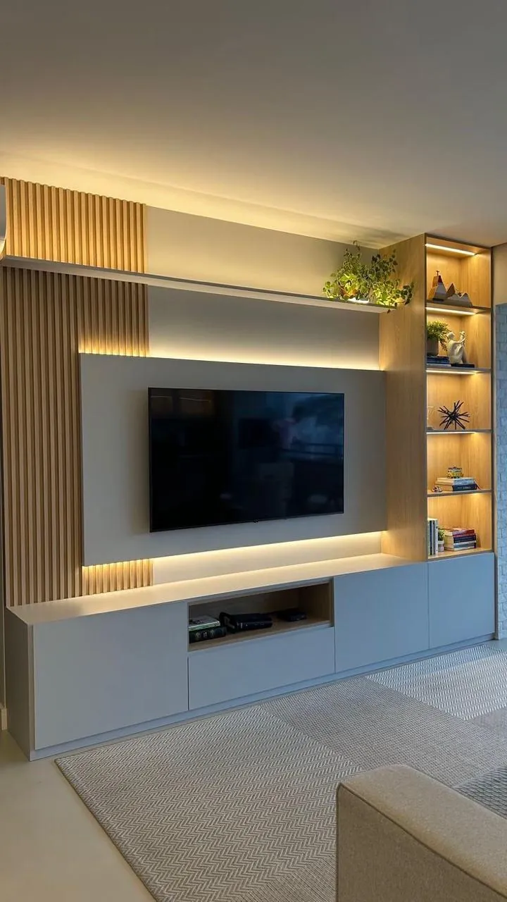 Painel de TV com nichos iluminados e ripado, feito pela Linck Móveis Planejados em Foz do Iguaçu